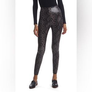 NWT L Commando Grey Snakeskin Leggings